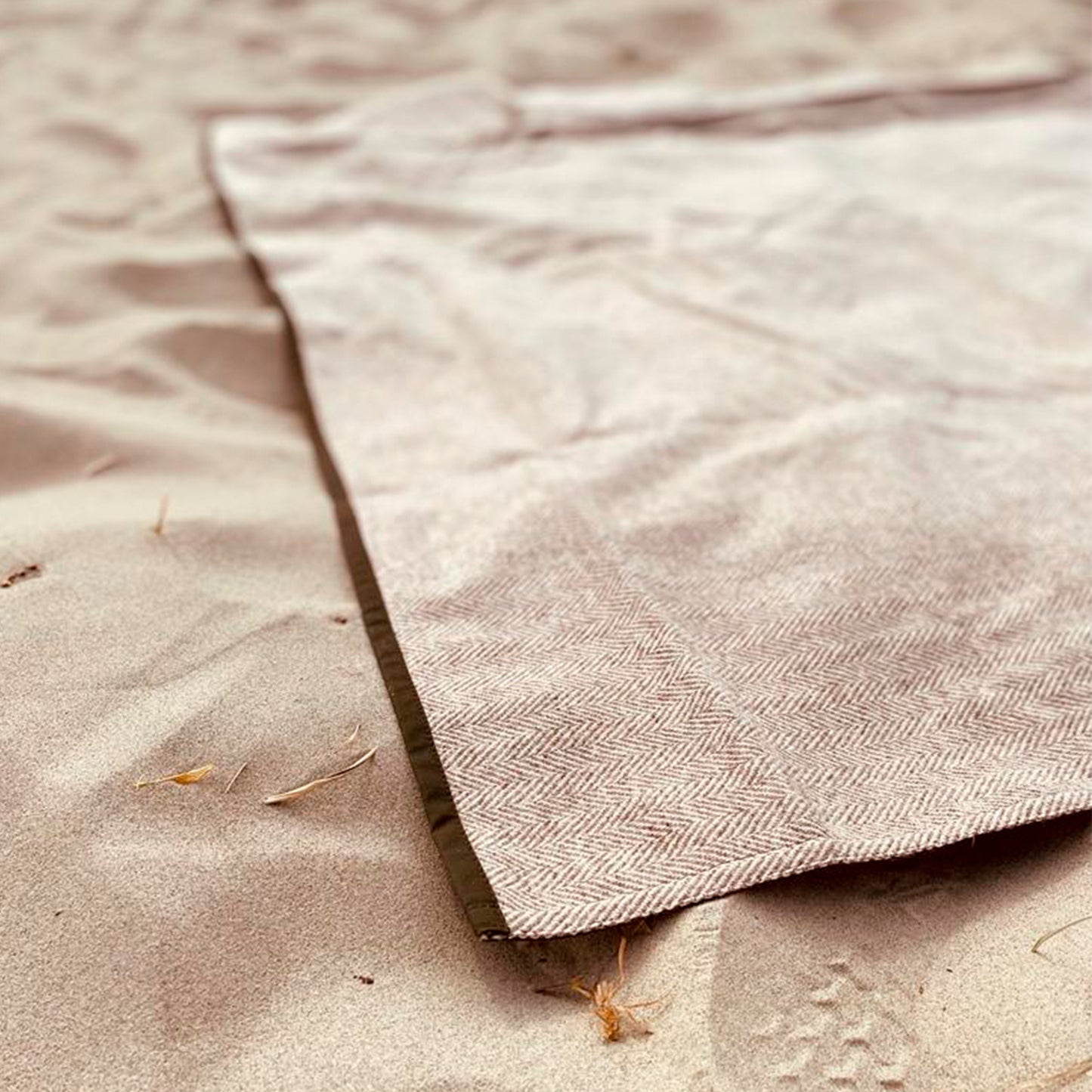 Waterproof waxed picnic blanket